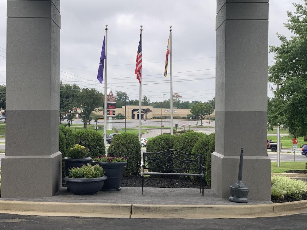 Chesapeake Inn And Suites Lexington Park Patuxent River Naval Air Station カリフォルニア エクステリア 写真