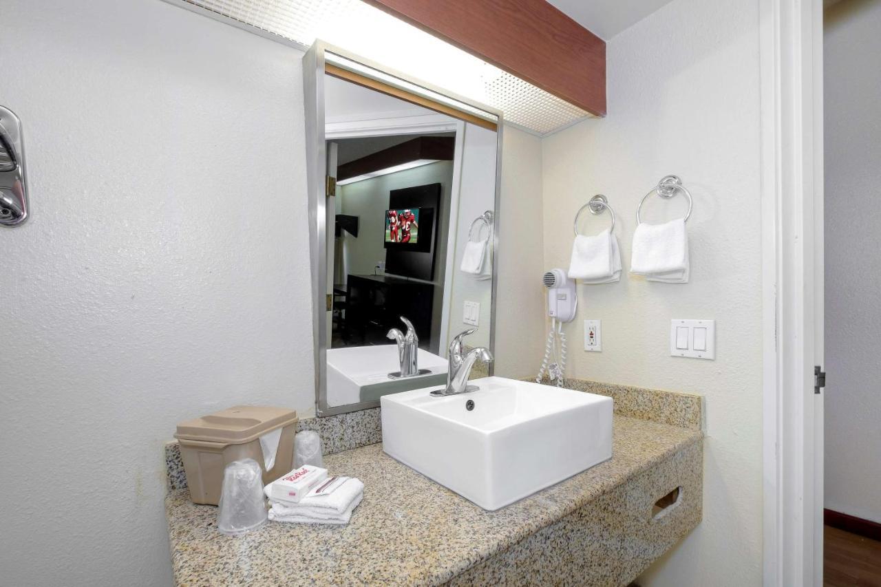 Chesapeake Inn And Suites Lexington Park Patuxent River Naval Air Station カリフォルニア エクステリア 写真